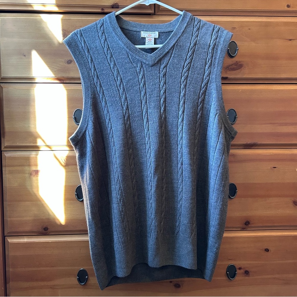 Mens Gray Dockers Sweater Vest Size Medium Cable Knit on Front